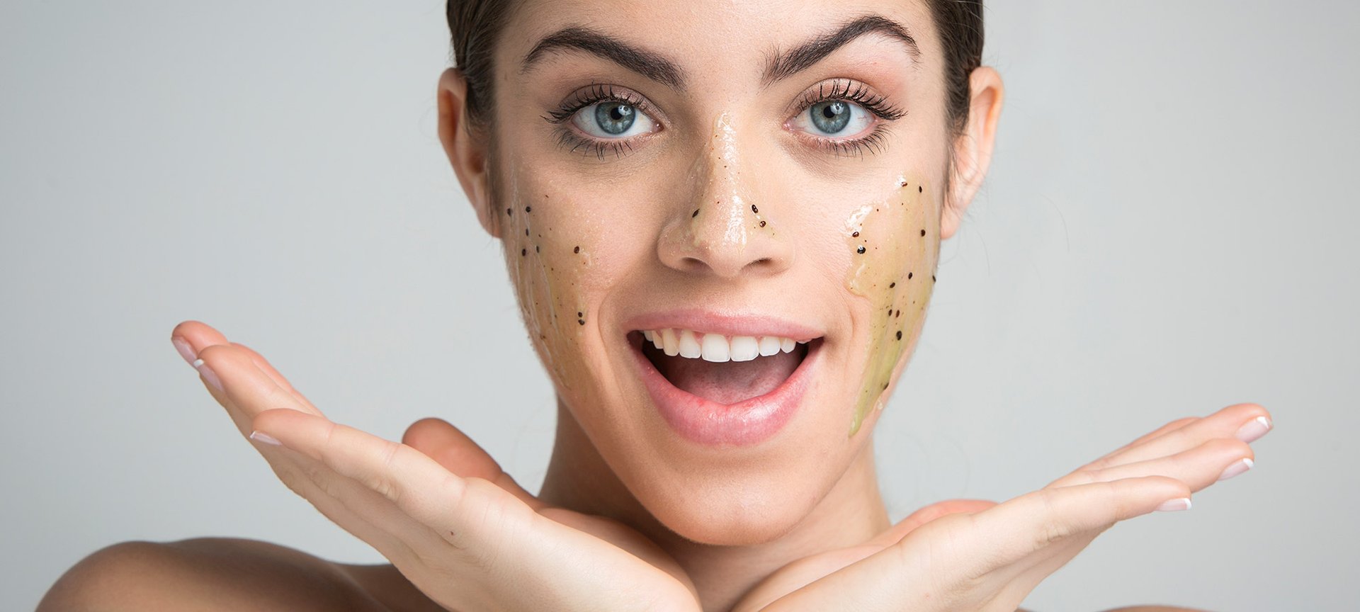 La modelo seca suavemente su cara con una toalla tras haber exfoliado su piel.